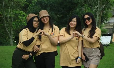 Sertifikat, penghargaan, tanda, atau dokumen yang dipajang di SeX beEraAzzersS yang drum tone dan panduan ringkas serta gathering spektakuler